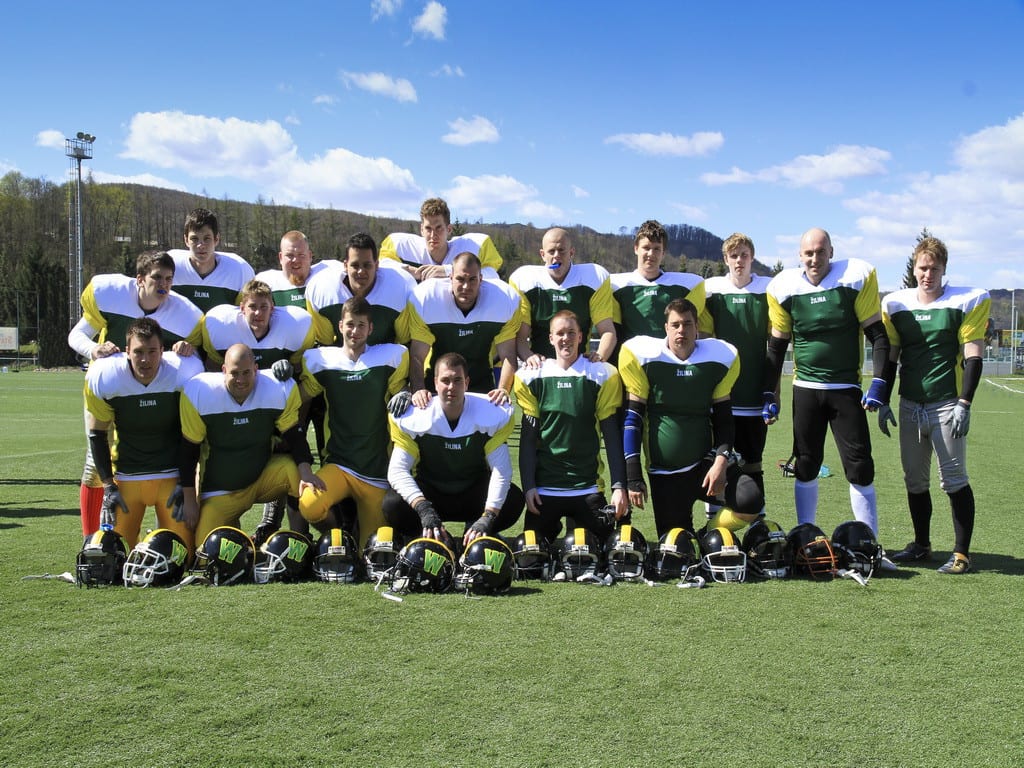 Tým amerického fotbalu v dresech Bison Sportswear.