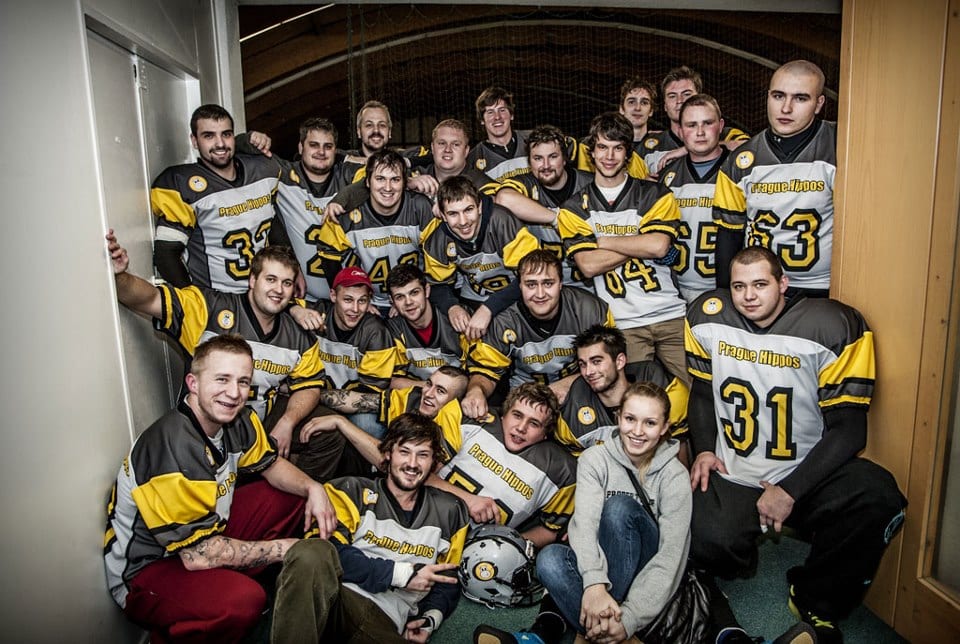 Tým amerického fotbalu v dresech Bison Sportswear.