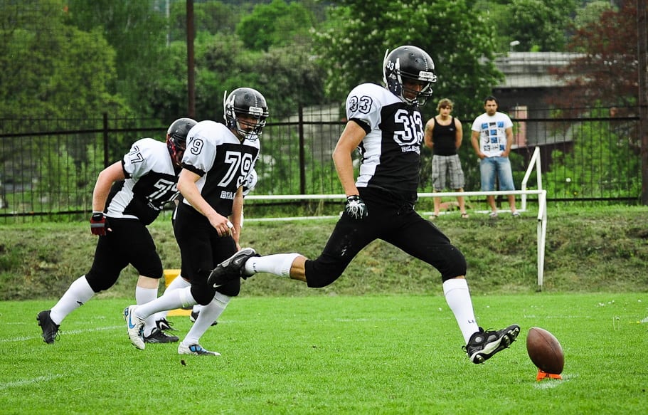 Tým amerického fotbalu v dresech Bison Sportswear.