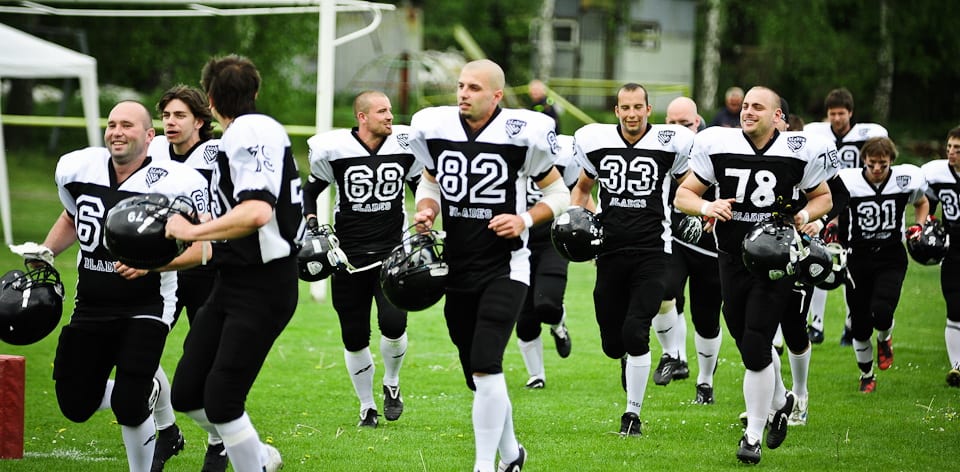 Tým amerického fotbalu v dresech Bison Sportswear.