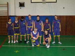 Tým basketbal v dresech vyrobených Bison Sportswear.