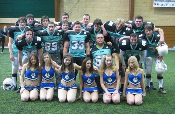 Tým amerického fotbalu v dresech Bison Sportswear.