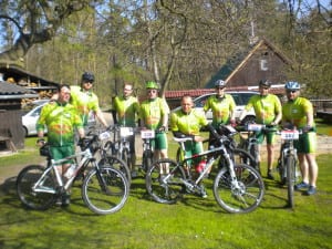 Cyklistické týmy v dresech od výrobce cyklistických dresů.