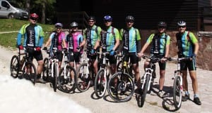 Cyklistické týmy v dresech od výrobce cyklistických dresů.
